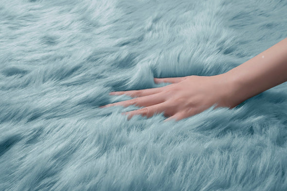 Covor de blană eco »Valeria« foarte moale si pufos, albastru 65x180 cm - LunaHome.ro