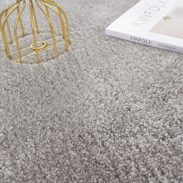 Covor pufos Cali Bean gri din microfibra 110x170 cm - LunaHome.ro