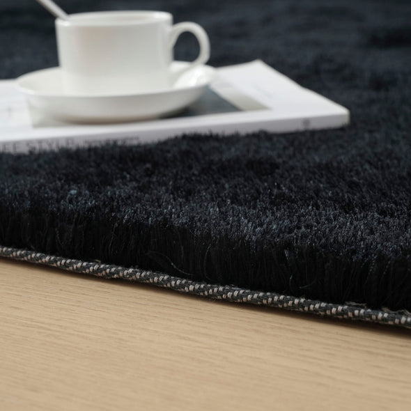 Covor pufos DanaLight negru din microfibra 120x170 cm - LunaHome.ro