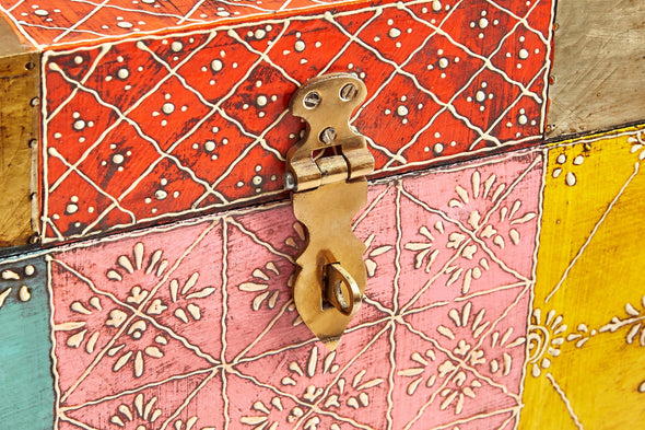 Cutie cufăr pictata manual din lemn de mango cu inchidere metalica 56x33 cm - LunaHome.ro