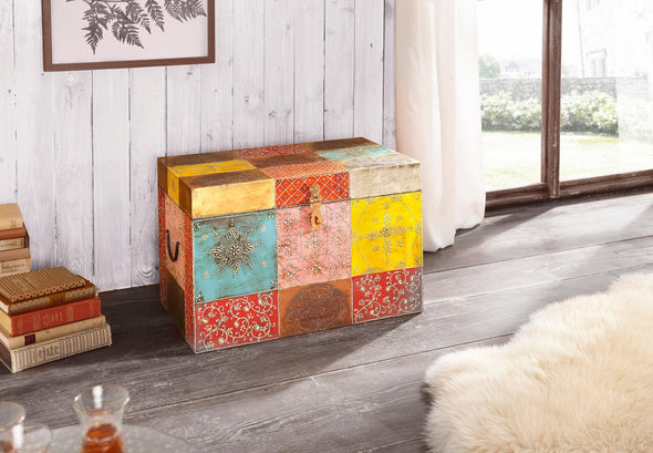 Cutie cufăr pictata manual din lemn de mango cu inchidere metalica 56x33 cm - LunaHome.ro