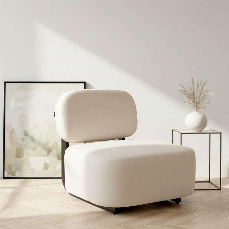 Fotoliu Lioran crem cu design impresionant, baza de lemn maro