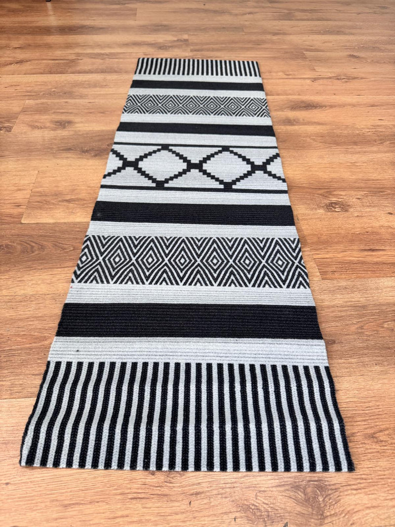Covor lavabil cu spate cauciucat gri negru 44x140 cm - LunaHome.ro
