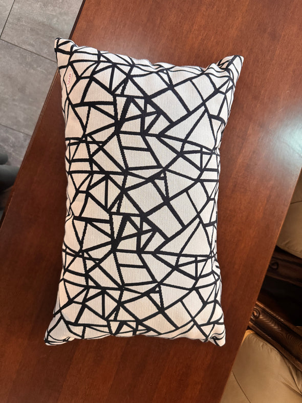 Perna decorativa Aria cu model geometric gri/negru 35x55 cm - LunaHome.ro