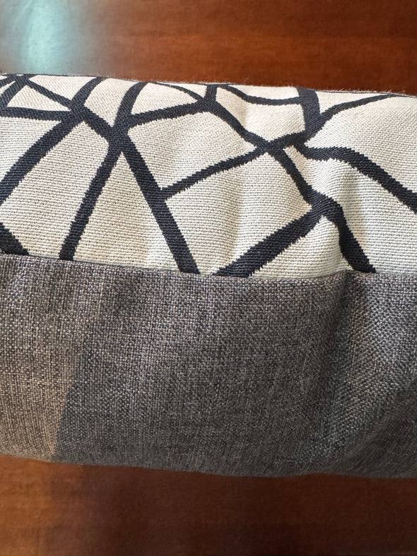 Perna decorativa Aria cu model geometric gri/negru 35x55 cm - LunaHome.ro