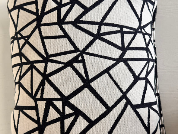 Perna decorativa Aria cu model geometric gri/negru 35x55 cm - LunaHome.ro