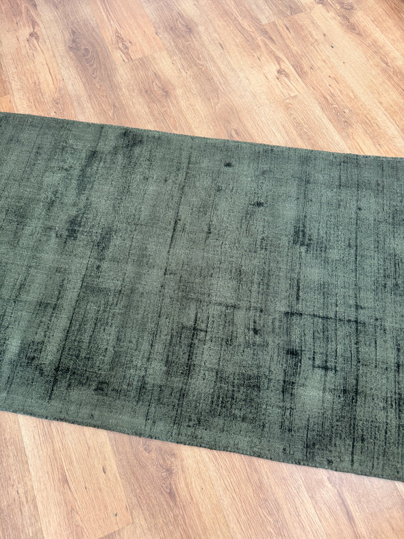 Covor traversa Soley din viscoza, verde lucios 90x250 cm - LunaHome.ro