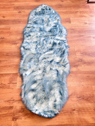 Covor pufos de blană eco Sammo alb cu albastru 60x180 cm - LunaHome.ro