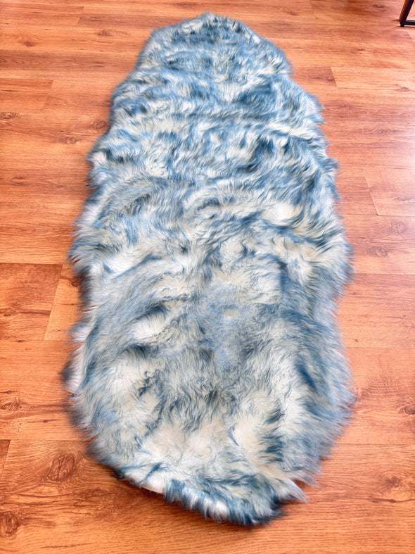 Covor pufos de blană eco Sammo alb cu albastru 60x180 cm - LunaHome.ro