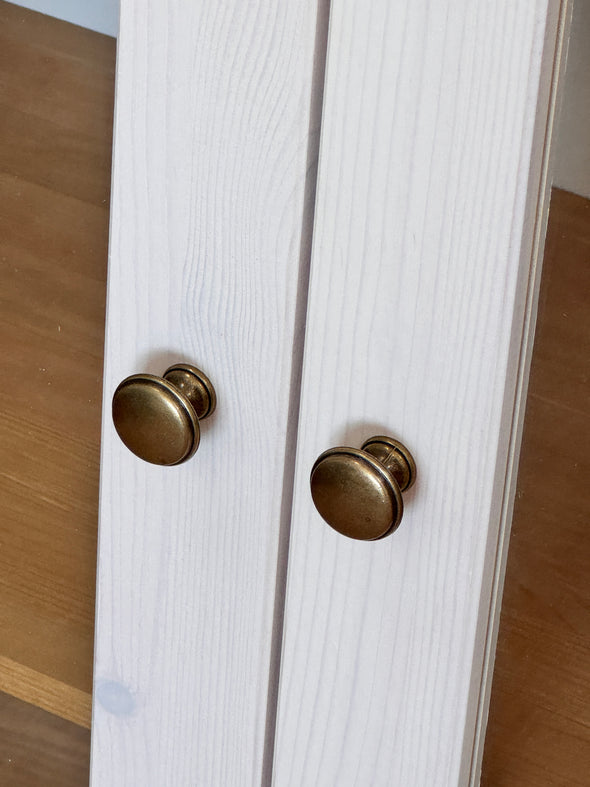 Vitrină Teresa din lemn de pin cu 3 sertare, 84 cm latime - LunaHome.ro