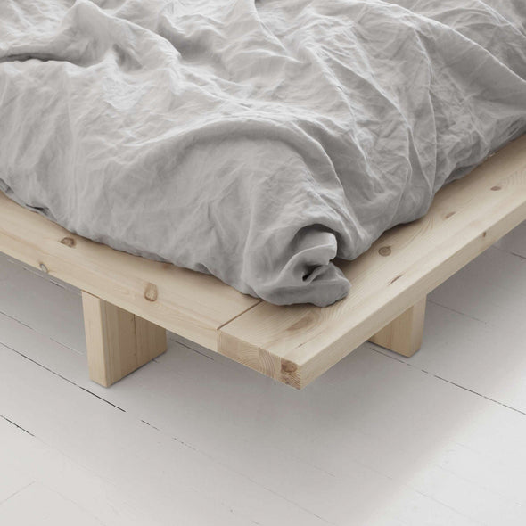 Pat Japan bed Karup Design cu cadru din lemn de pin 140x200 cm - LunaHome.ro