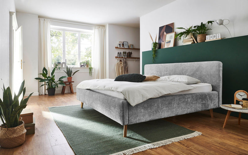 Pat Mattis cu tapiterie boucle gri si picioare din lemn 160x200 cm - LunaHome.ro
