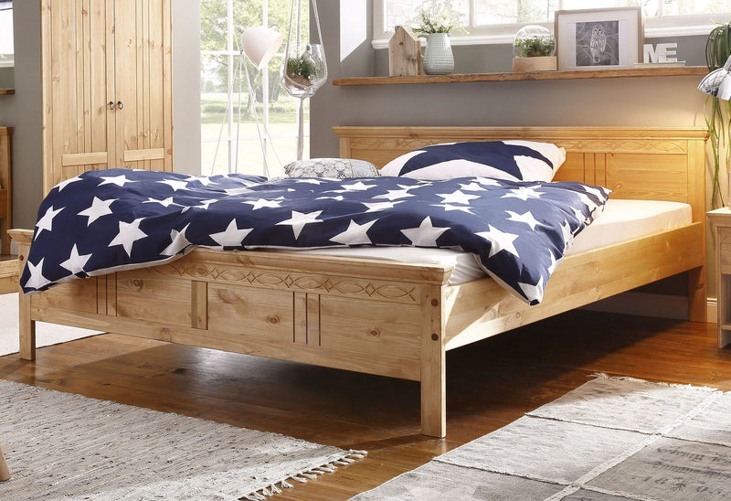 Pat din lemn masiv Indra, cu freze decorative, 140x200 cm - LunaHome.ro