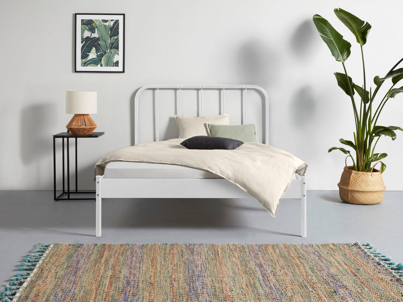 Pat din metal Cuddle Buddy alb cu aspect industrial, 140x200 cm - LunaHome.ro