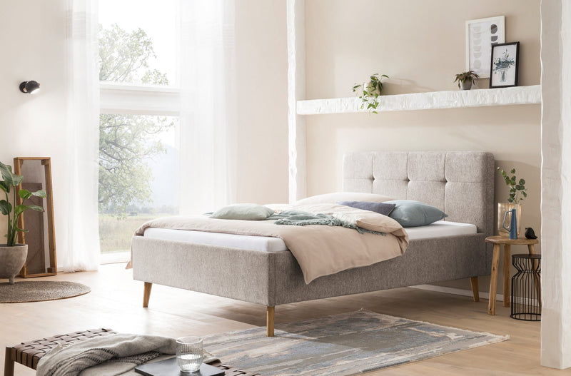 Pat tapitat Smart cu tapiterie taupe si picioare din lemn 140x200 cm - LunaHome.ro
