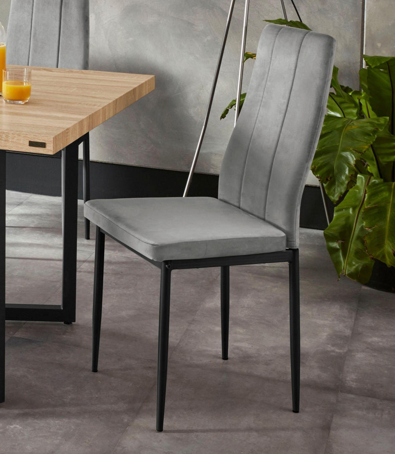 Set 4 scaune »Remus« din catifea gri cu  picioare din metal negru - LunaHome.ro
