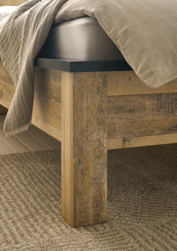 Set de dormitor Sherwood cu pat 180x200 cm, dulap cu 3 uși, rafturi si noptiere - LunaHome.ro