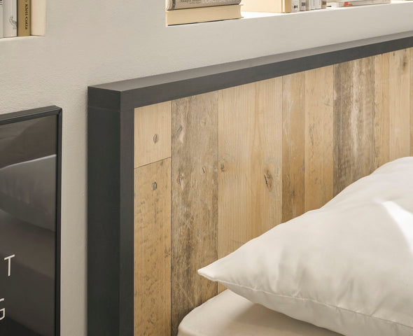 Set de dormitor Sherwood cu pat 180x200 cm, dulap cu 3 uși, rafturi si noptiere - LunaHome.ro