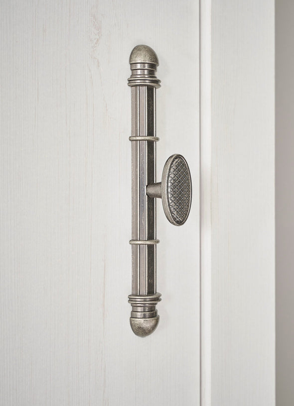 Vitrina Ravenna alba in stil romantic 110 cm latime