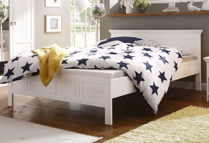 Pat din lemn masiv Indra, cu freze decorative, 140x200 cm - LunaHome.ro