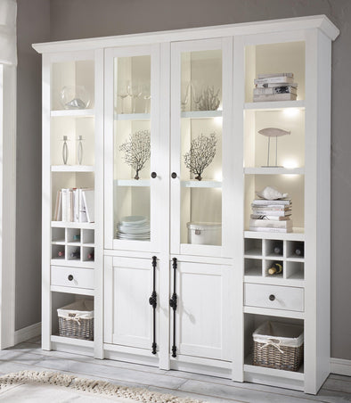 Vitrina »California« cu aspect decorativ și profile de cornișă elaborate - LunaHome.ro