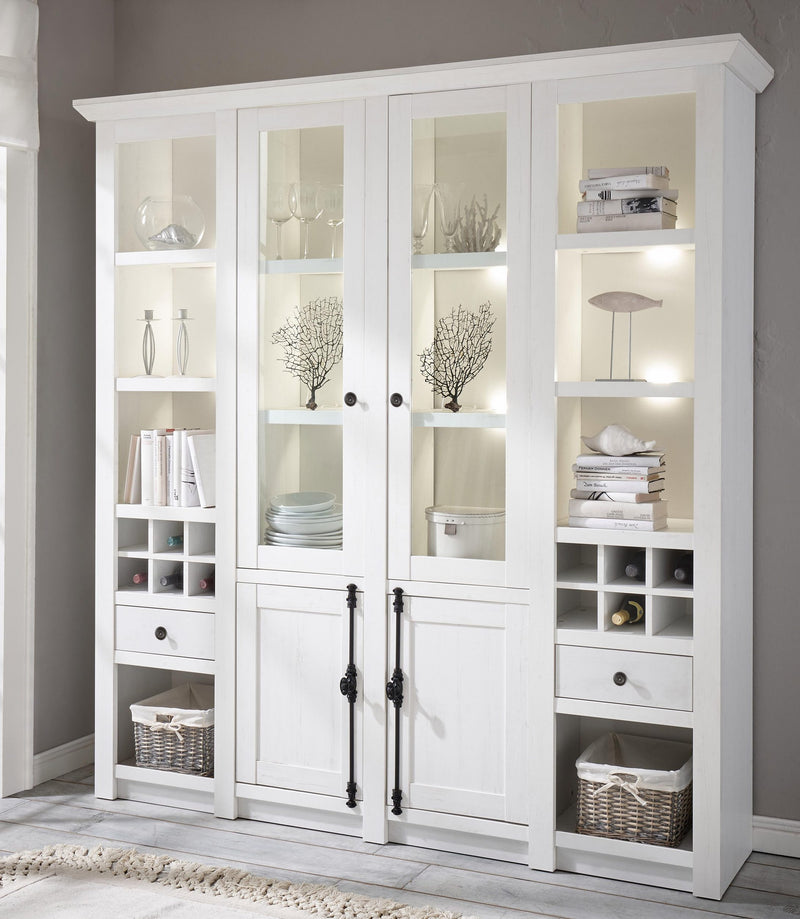 Vitrina »California« cu aspect decorativ și profile de cornișă elaborate - LunaHome.ro