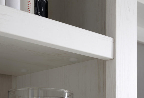Vitrina »California« cu aspect decorativ și profile de cornișă elaborate - LunaHome.ro