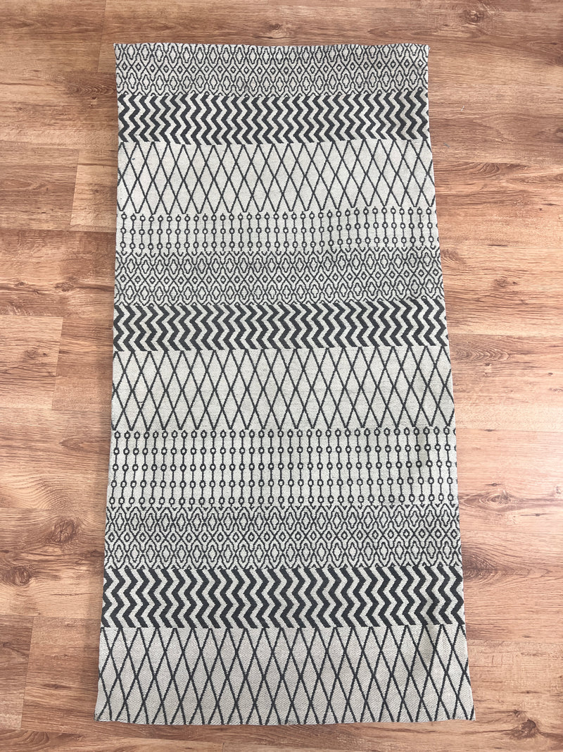 Covor traversa »Andas« cu tesatura plata, model geometric gri - LunaHome.ro
