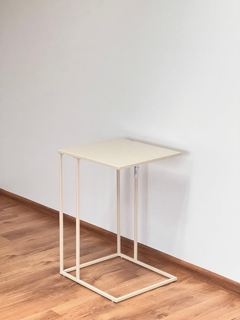 Masuta laterala LEONIQUE »Sanita« din metal crem, 38x43 cm - LunaHome.ro