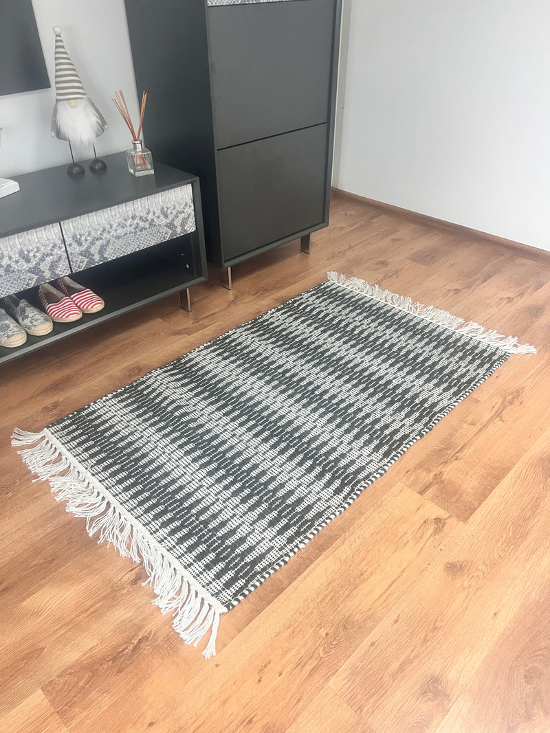 Covor Malta cu tesatura plata si franjuri alb-negru 80x150 cm - LunaHome.ro