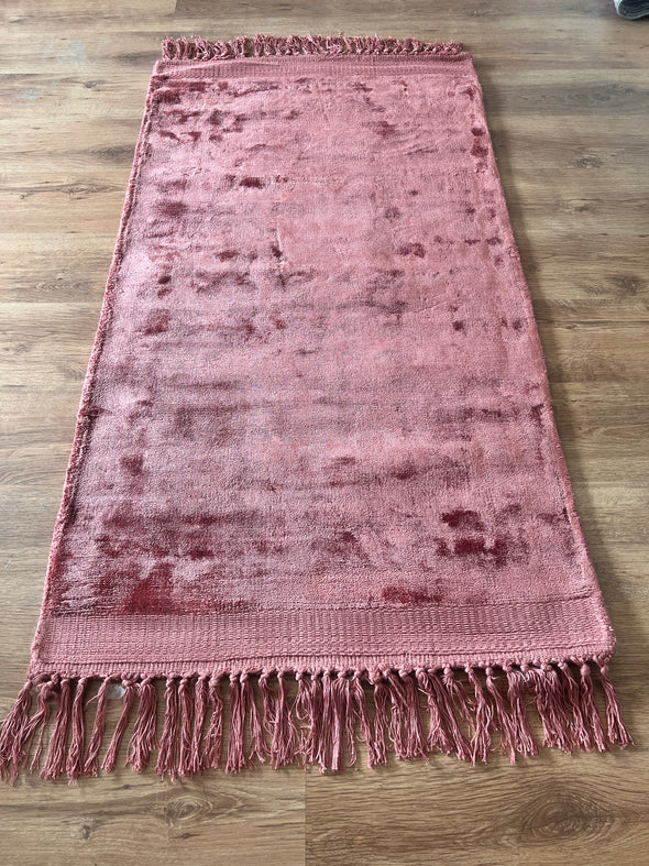 Covor Temple din viscoza cu aspect matasos, roz 80x150 cm - LunaHome.ro